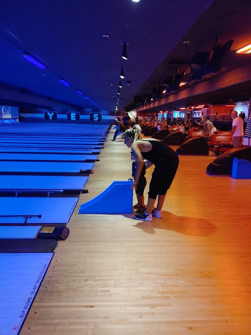 Bowlero Woodland Hills restaurant in Los Angeles - main photo