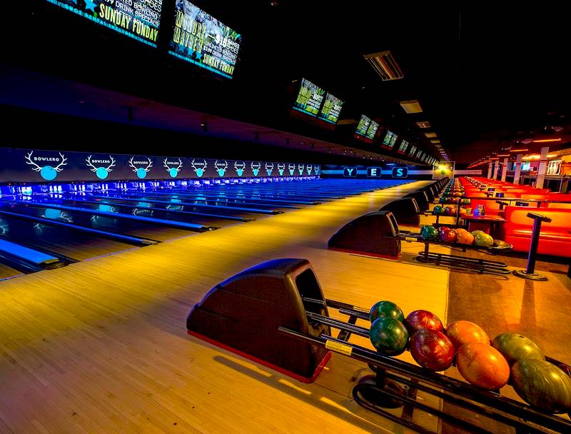 Bowlero Woodland Hills restaurant in Los Angeles - photo 2