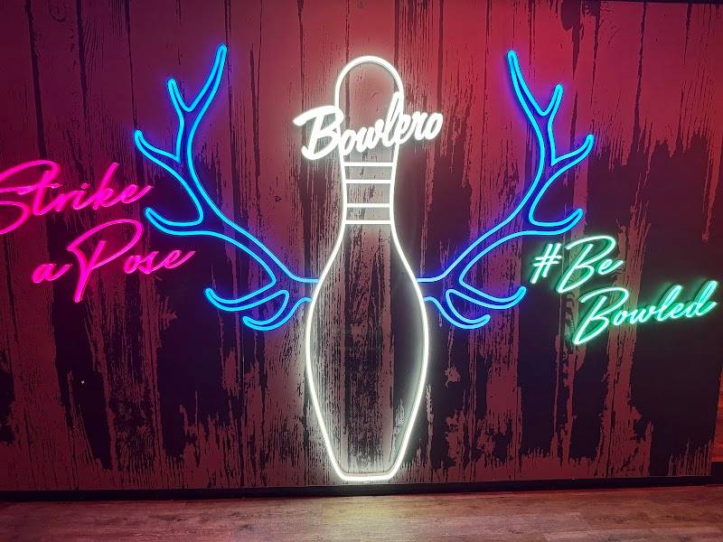 Bowlero Woodland Hills restaurant in Los Angeles - photo 5