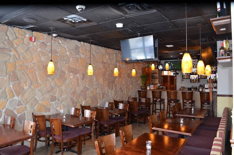Lenos Bar and Grill restaurant in Elizabeth - photo 3