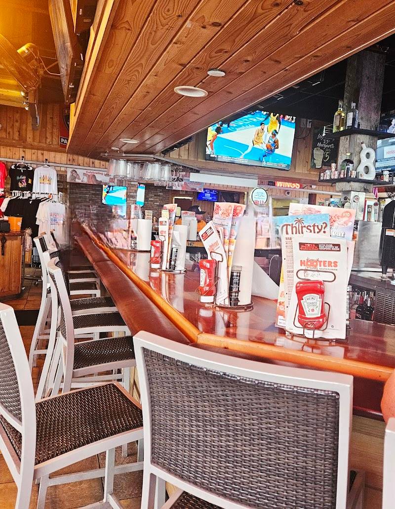 Hooters restaurant in Fort Lauderdale - photo 2