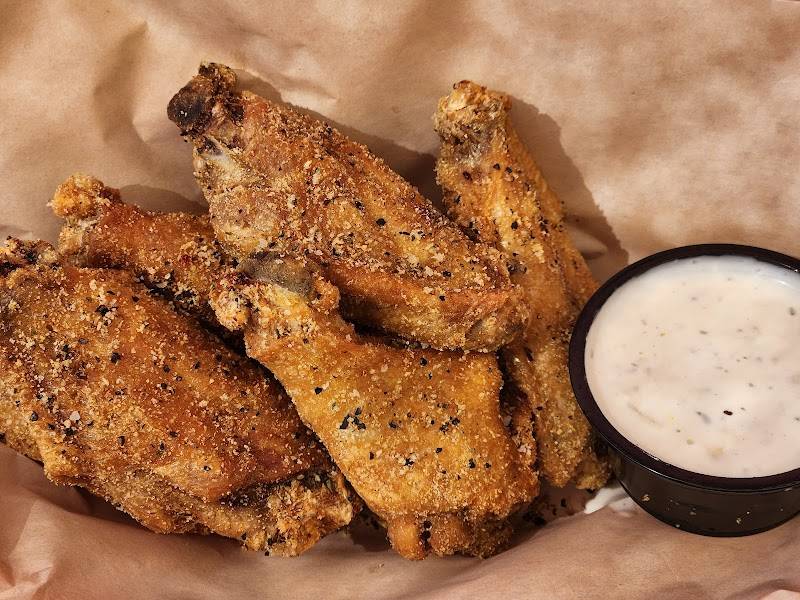 Wings y Mas restaurant in Tucson - photo 2