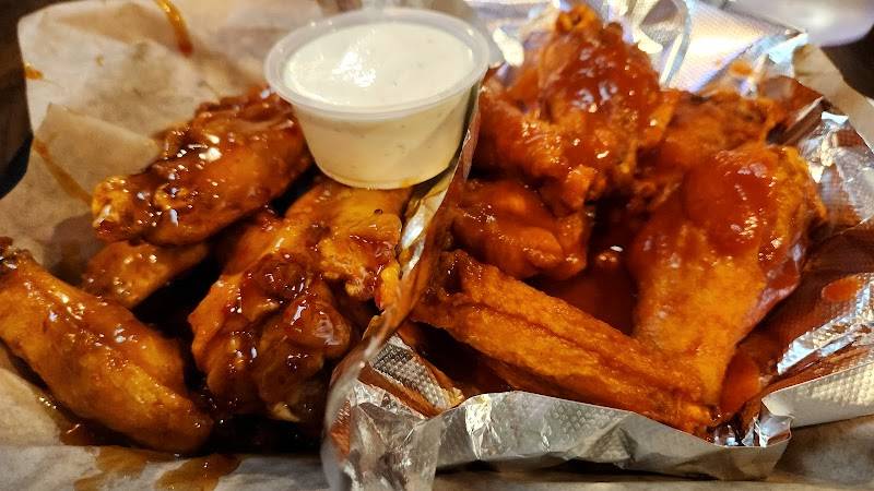 Wings y Mas restaurant in Tucson - photo 4