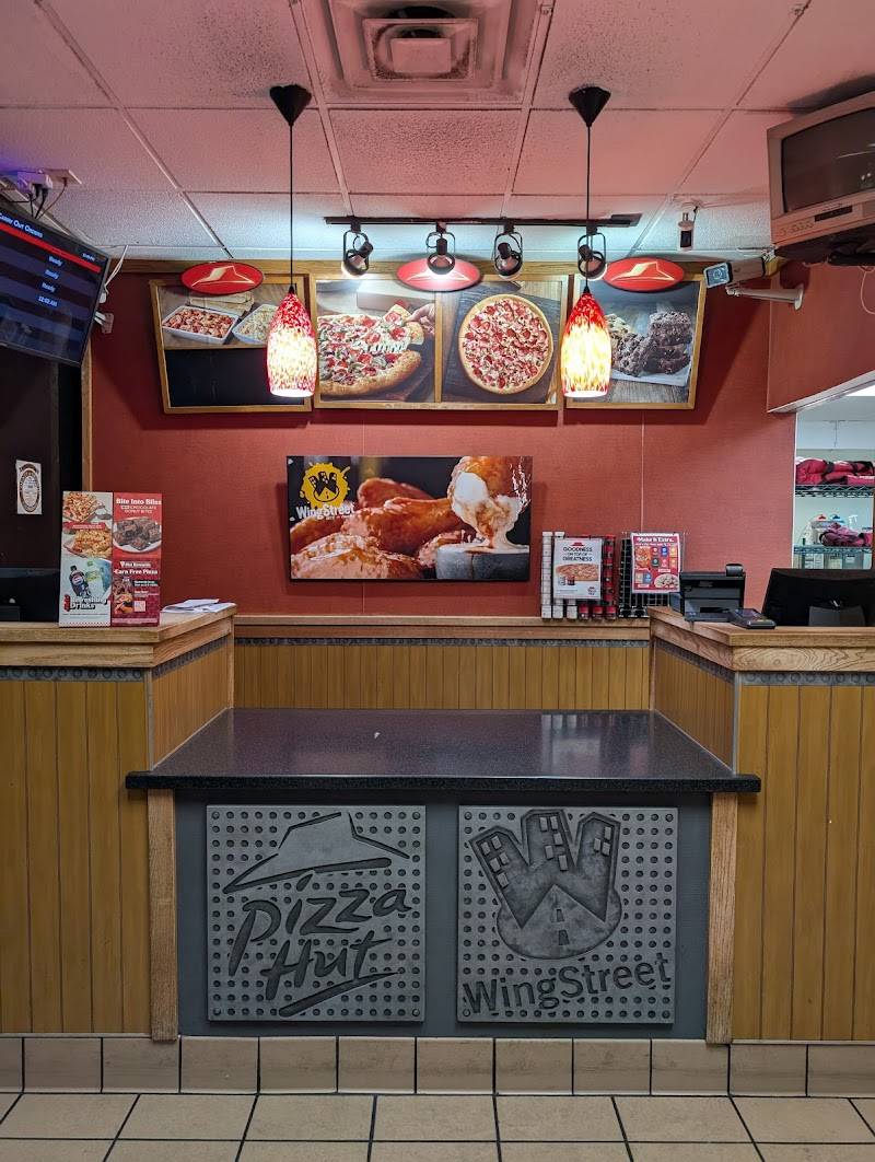 Pizza Hut restaurant in Anaheim - photo 4