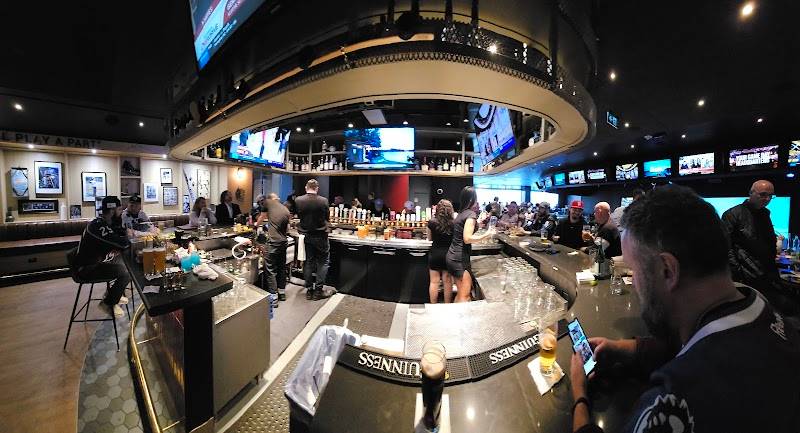 Real Sports restaurant in Toronto - photo 3