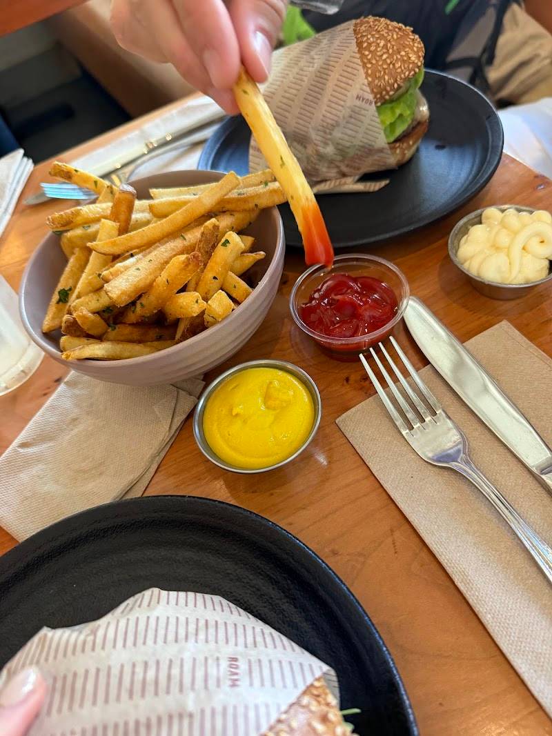 Roam Artisan Burgers restaurant in San Francisco - photo 3