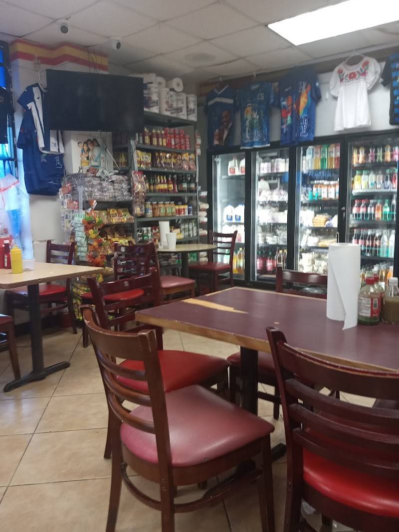 Panaderia Y Pupuseria El Buen Gusto restaurant in Houston - photo 3