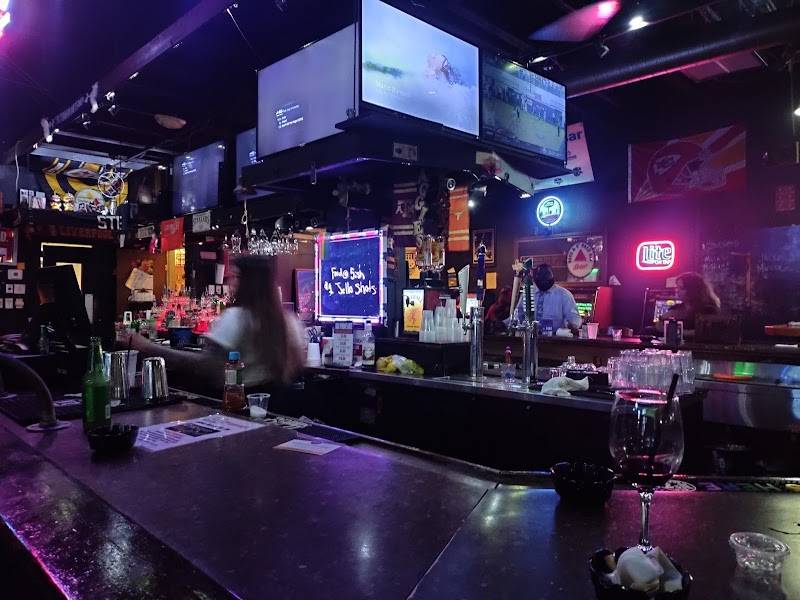 R & R Sports Bar & Grill restaurant in Houston - photo 3