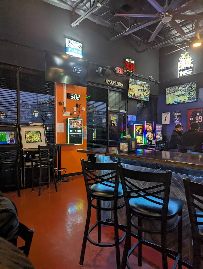 Koozies Sports Bar and Grill restaurant in Houston - photo 3