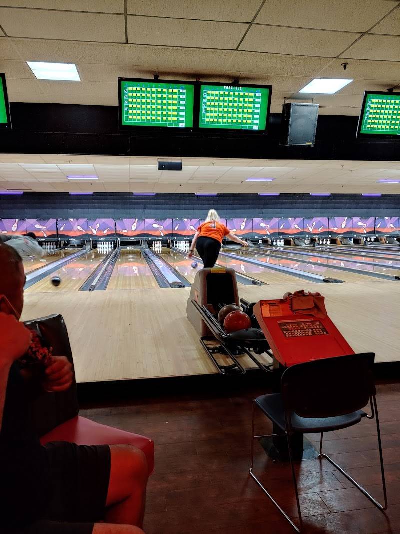 AMF Windfern Lanes restaurant in Houston - photo 4